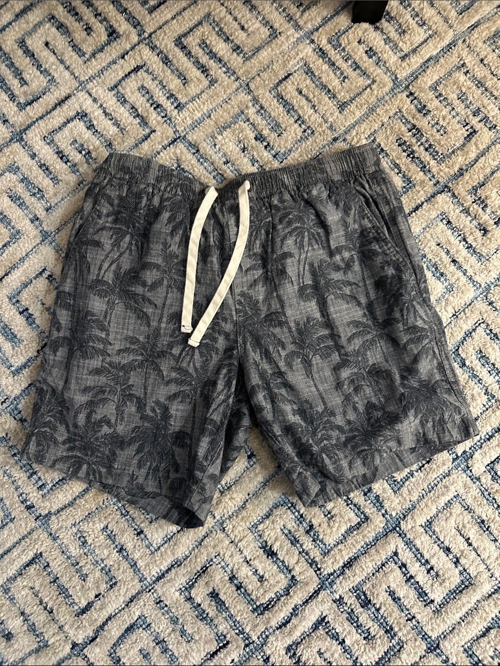 Vineyard Vines Gray Palm-Print Swim Trunks ADULT S